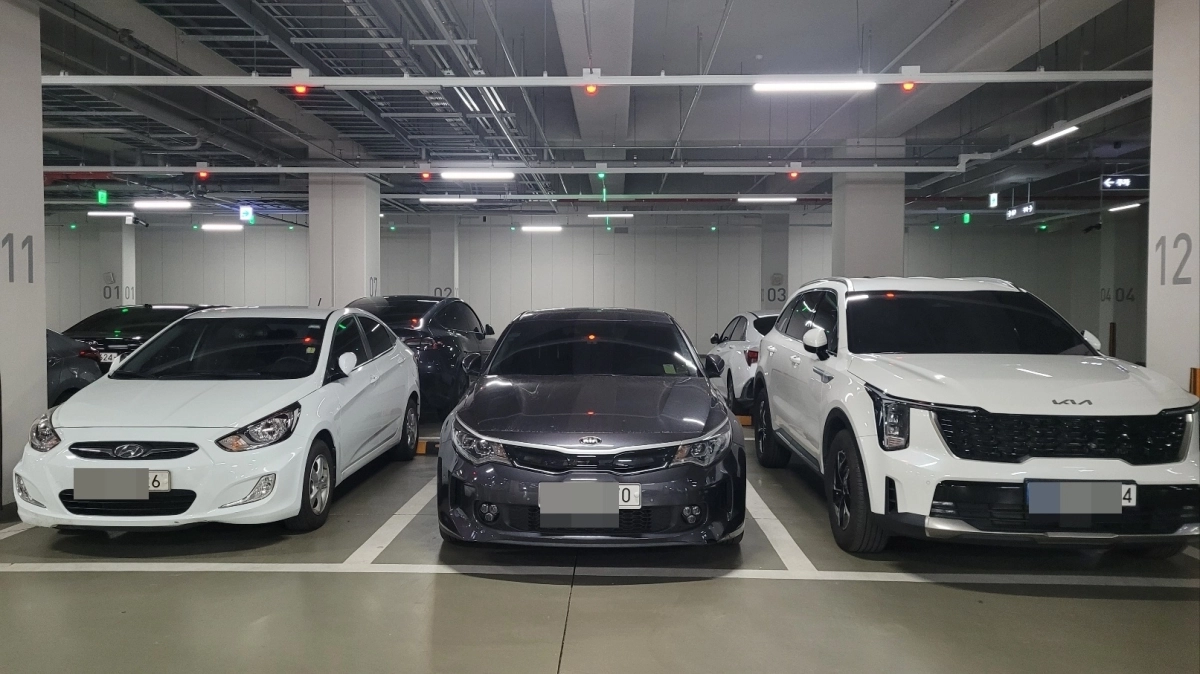 지난 8일 공공기관 차량 2부제 시행 첫날 정부세종청사 지하 주차장에 0, 4, 6 등 차량 끝번호 짝수 차량만 주차돼 있는 모습.