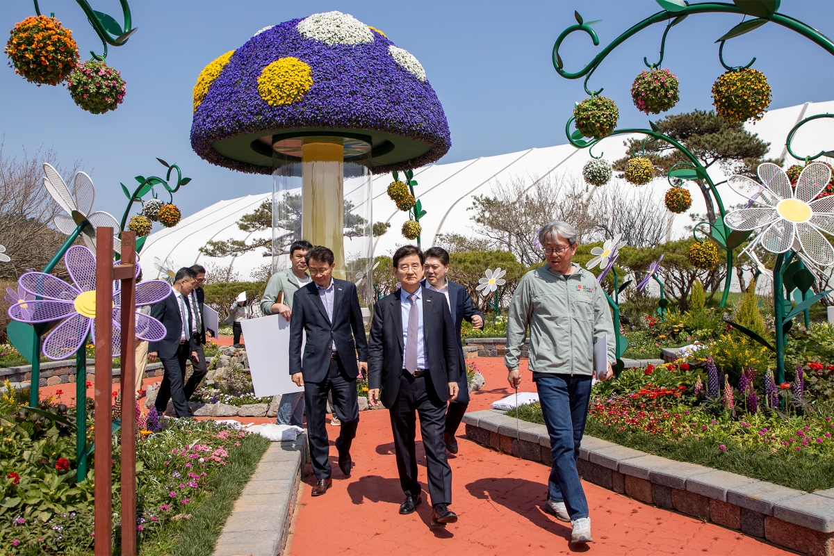 김선규(앞줄 왼쪽) 호반그룹 회장이 지난 15일 충남 태안군 안면읍 꽃지해안공원 일원에 조성된 ‘2026 태안국제원예치유박람회’ 행사장에서 오진기(오른쪽) 박람회 조직위원회 사무총장의 안내를 받으며 준비 상황을 점검하고 있다. 호반그룹 제공