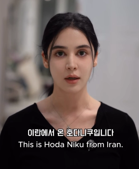 최근 중동 정세와 관련해 정부가 이란에 총 50만달러(약 7억 4000만원) 규모의 인도적 지원을 제공하기로 한 가운데, 미스 이란 출신 호다 니쿠가 이란에 대한 한국의 인도적 지원 결정에 대해 반대했다. 호다 니쿠 인스타그램