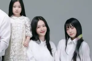 KCM 가족사진 공개…아내와 두 딸 ‘미모 폭발’