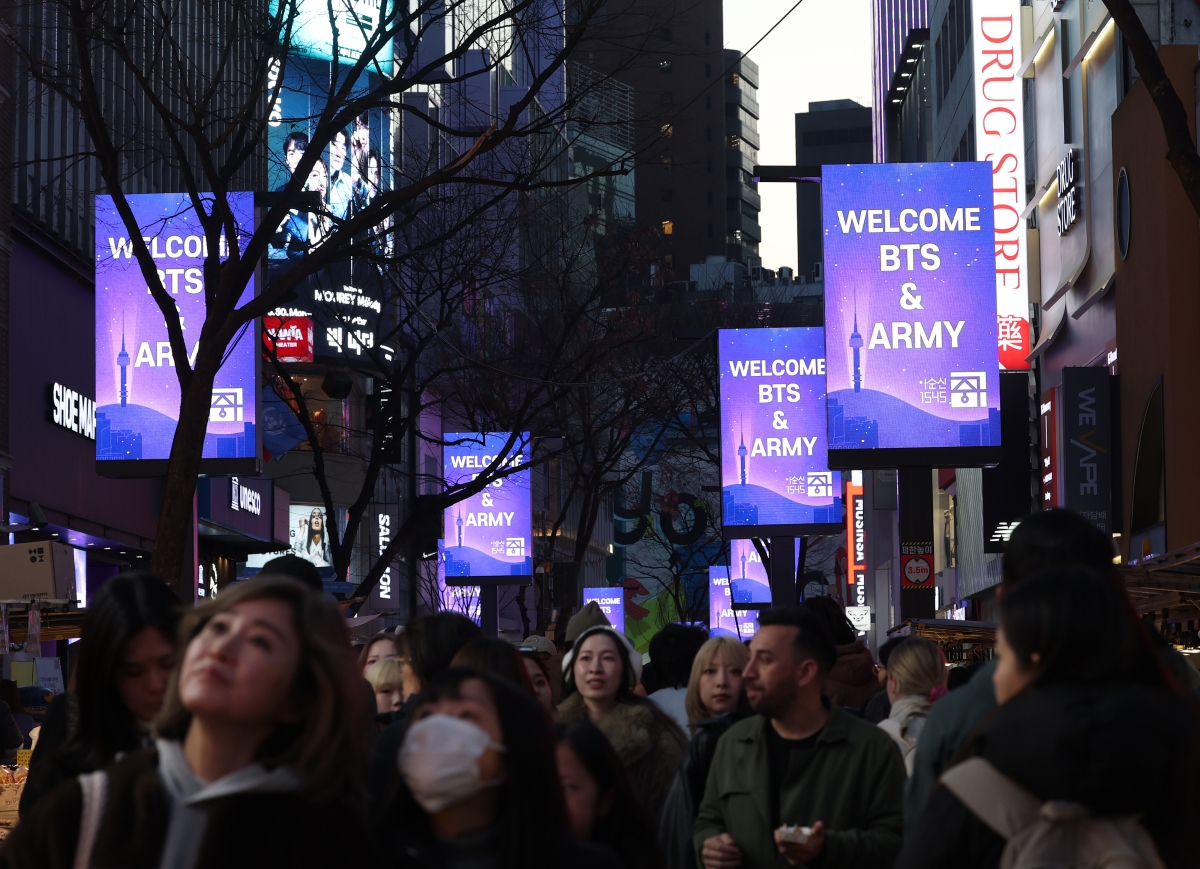 그룹 방탄소년단(BTS)의 광화문 공연을 이틀 앞둔 19일 서울 중구 명동 거리의 미디어폴에서 BTS와 팬들을 환영하는 문구가 나오고 있다. 2026.3.19 연합뉴스