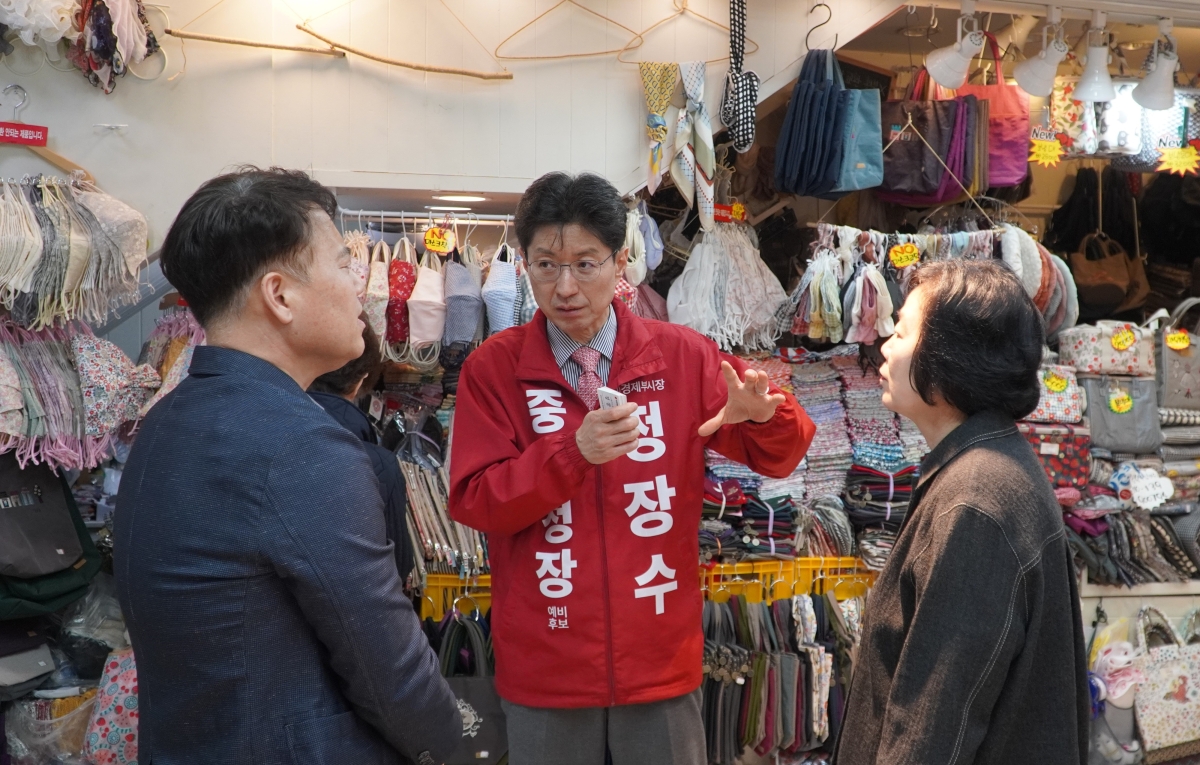 정장수 국민의힘 대구 중구청장 예비후보가 지난 15일 대구 서문시장 동산상가를 찾아 상인회 관계자들과 각종 현안에 대해 논의하고 있다. 정장수 예비후보 선거사무소 제공