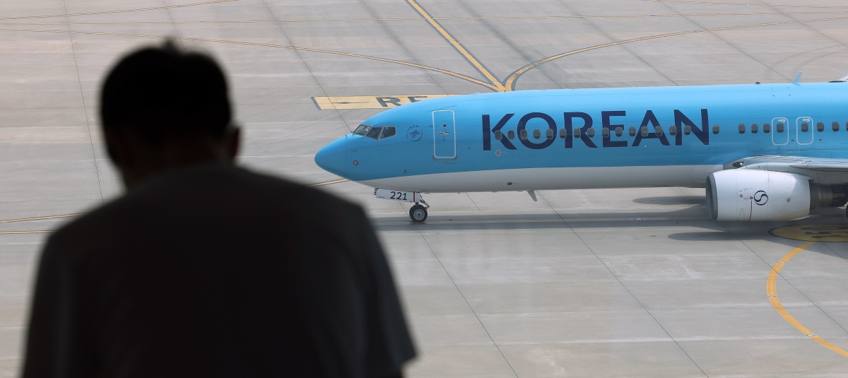 14일 인천국제공항 제2여객터미널 계류장에서 항공기가 이동하고 있다. 뉴스1