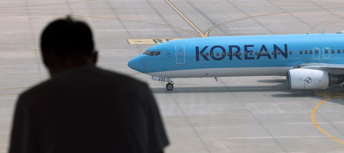 14일 인천국제공항 제2여객터미널 계류장에서 항공기가 이동하고 있다. 뉴스1