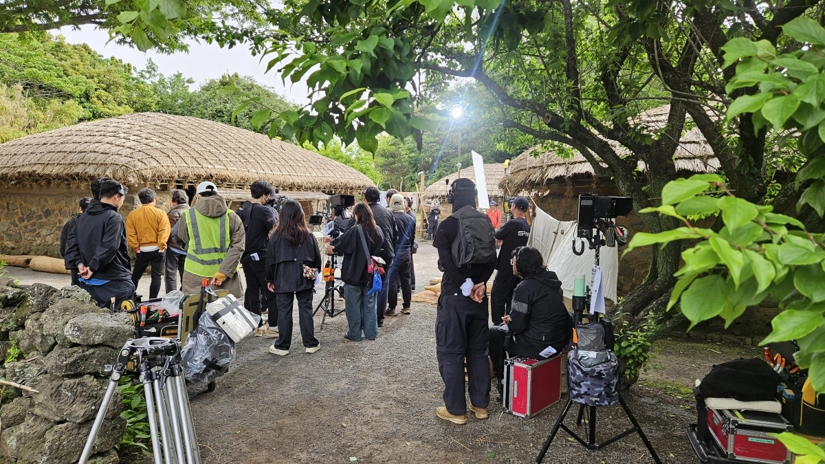 정지영 감독의 영화 ‘내이름은’ 표선 제주민속촌 촬영 모습. 한국공항 제공