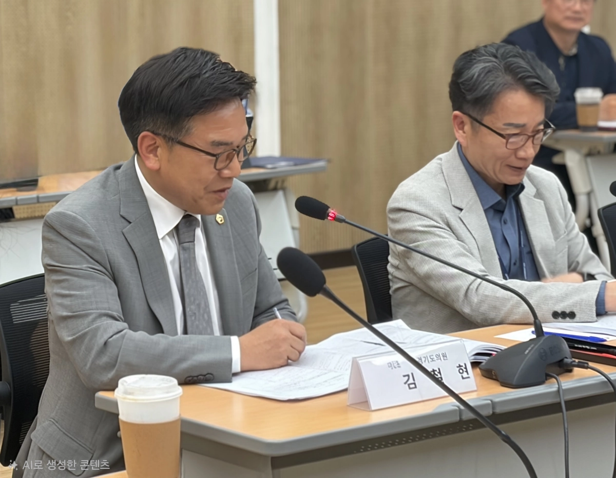 김철현 의원이 15일 경기도 신용보증재단 3층 강당에서 열린 ‘2026년 제1차 경기도 기후위기대응위원회 전체회의’에 참석해 2025년도 이행점검 결과를 심의하고 있다.(사진=경기도의회)