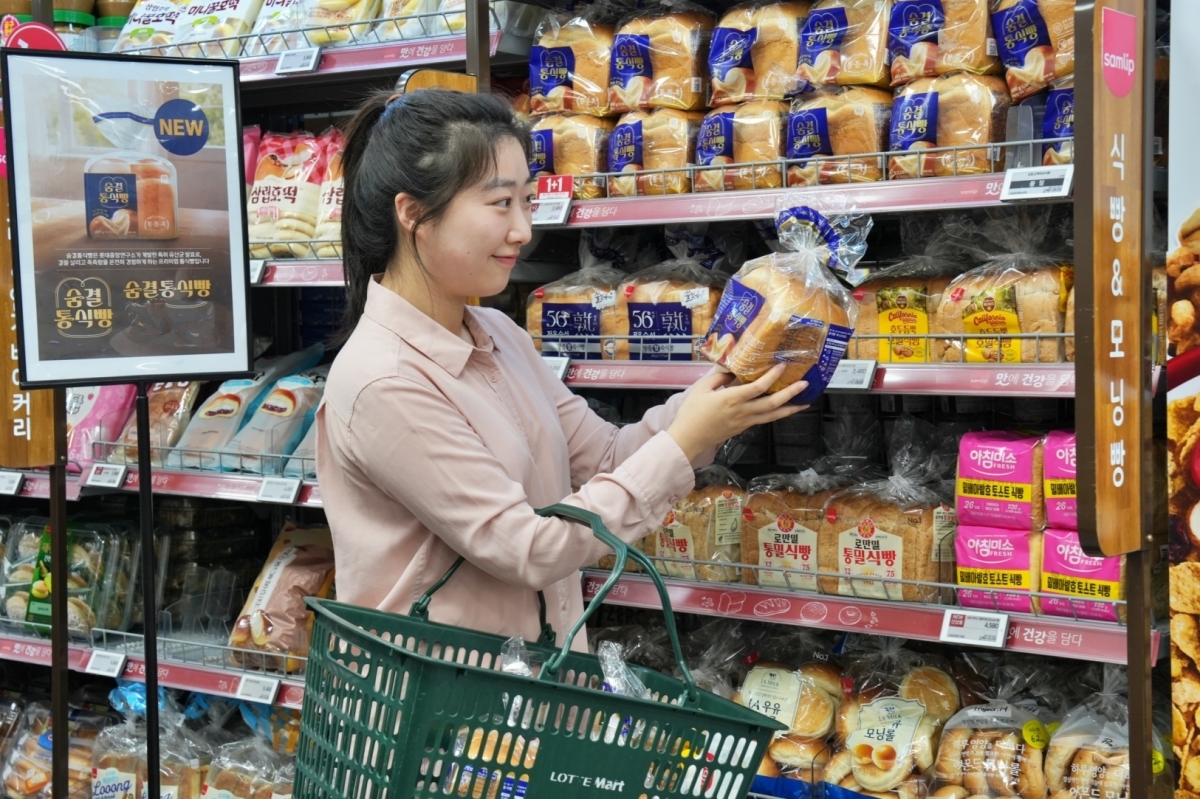 서울 송파구에 위치한 롯데마트 제타플렉스 잠실점에서 고객이 ‘오늘좋은 숨결통식빵’을 구경하고 있다. 롯데마트 제공