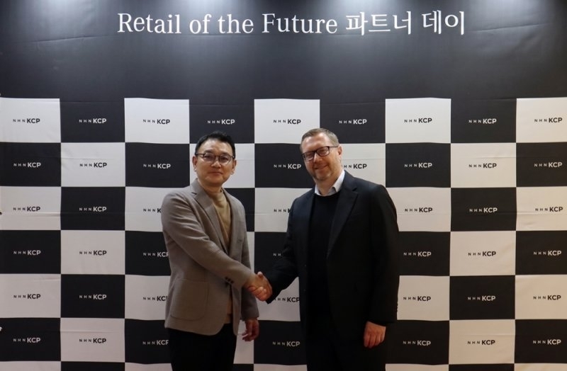 NHN KCP 박준석 CEO와 Mercedes pay 니코커스텐 CEO가 악수하고 있다.(사진=NHN KCP 제공)