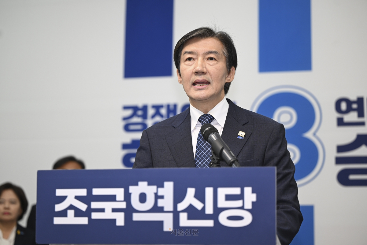 조국 조국혁신당 대표가 지난 14일 국회에서 6.3 국회의원 재보궐선거 평택을 출마 기자회견을 하고 있다. 2026.4.14 이지훈 기자