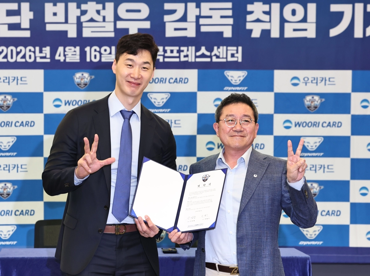 남자 프로배구 우리카드의 박철우 신임 감독(왼쪽)이 16일 서울 중구 프레스센터에서 열린 취임 기자회견에서 계약서에 서명을 마친 뒤 진성원 우리카드 배구단 구단주와 함께 ‘3년 임기’ 의미로  손가락을 3개 펴보이며 기념사진을 촬영하고 있다. 연합뉴스