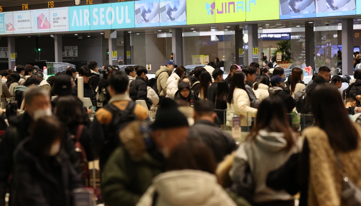 설 명절 연휴를 앞둔 11일 인천국제공항 제2여객터미널 출국장에서 승객들이 탑승 수속을 위해 줄을 서고 있다. 2026.2.11 연합뉴스