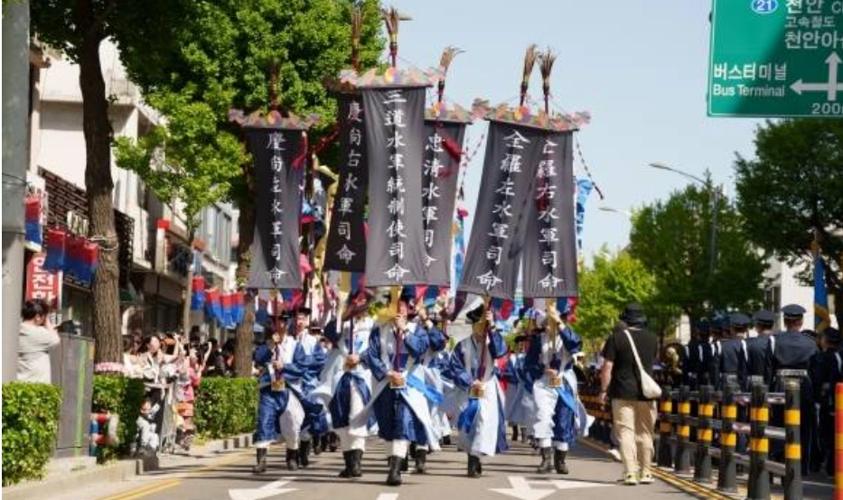‘성웅 이순신축제’에서 시작을 알리는 출정행렬이 열리고 있다. 서울신문DB