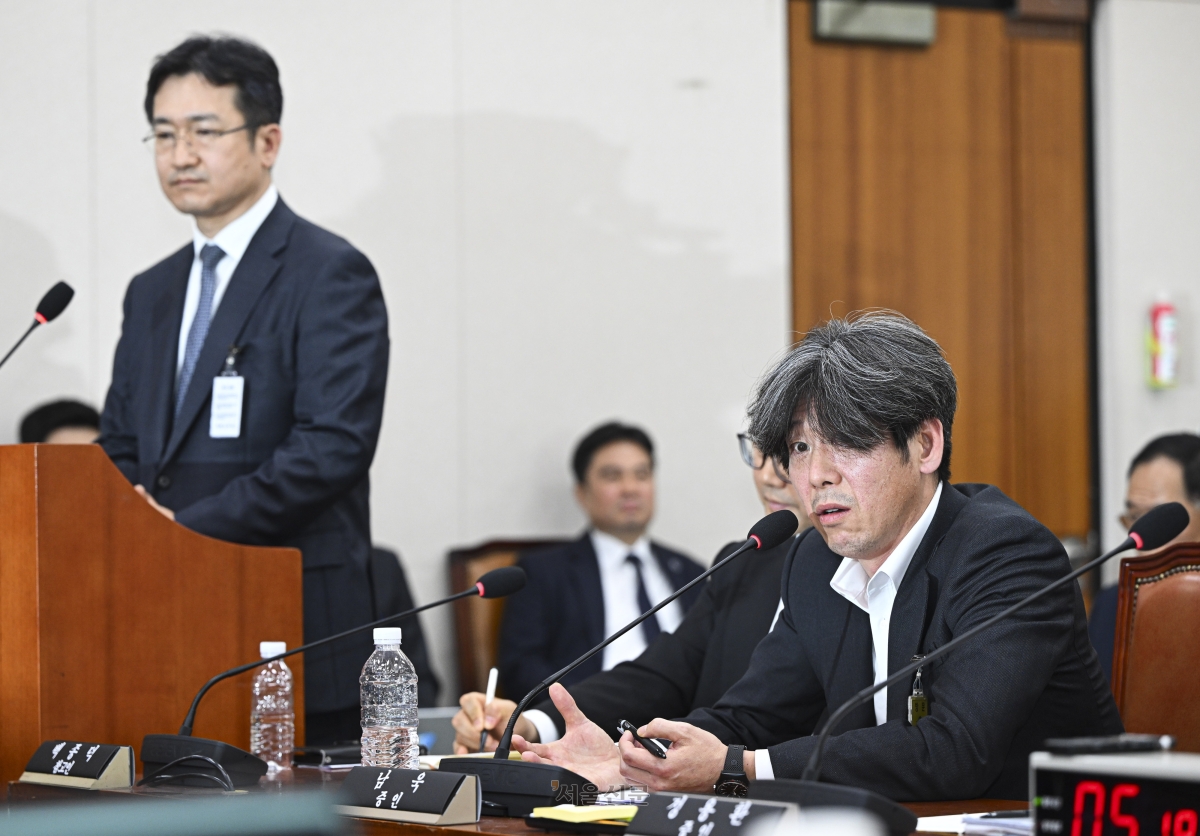 대장동 민간업자인 남욱(오른쪽) 변호사가 16일 국회에서 열린 윤석열 정권 정치검찰 조작기소 의혹 사건 진상규명 국정조사특별위원회 대장동·위례 개발비리 및 김용 전 민주연구원 부원장 관련 의혹 사건에 대한 청문회에서 발언하고 있다. 발언대에 선 인물은 당시 중앙지검 부장검사인 정일권 검사. 2026.4.16 이지훈 기자
