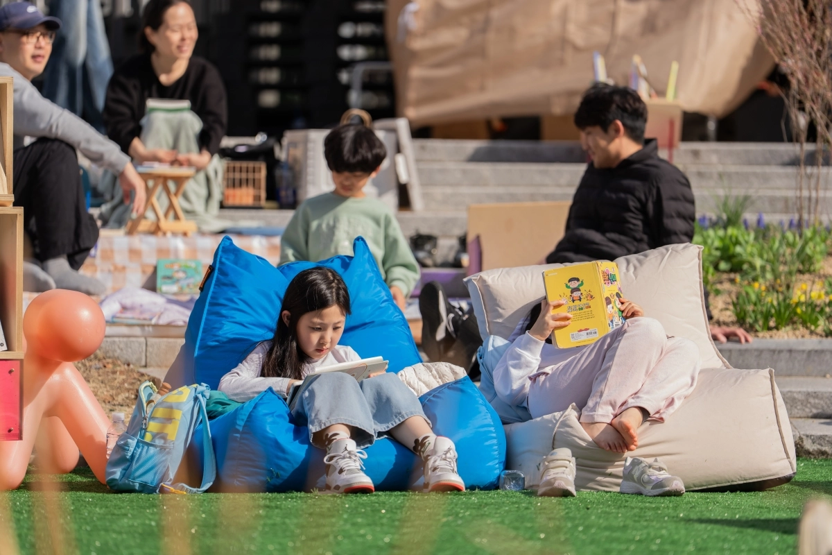 서울 성북구 길빛도서관 일대에 마련된 팝업 야외 도서관에서 지난 11일 어린이들이 빈백에 앉아 책을 읽고 있다. 성북구 제공