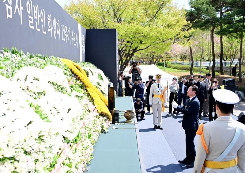 유정복 인천시장이 16일 부평구 인천가족공원에서 열린 ‘세월호 참사 일반인 희생자 12주기 추모식’에서 헌화하고 있다. 인천시 제공