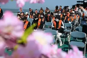 “이제 30살, 아들 딸들아 보고싶다” 세월호 12주기 선상추모식…세월호 선체 앞에선 ‘기억식’