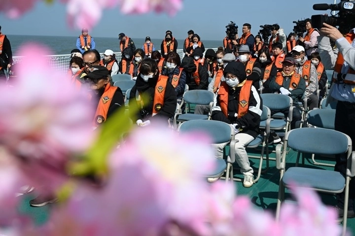 세월호 참사 12주기인 16일 오전 세월호가 침몰한 전남 진도군 맹골수도 참사 해역에서 선상추모식이 열리고 있다. (연합뉴스 제공)