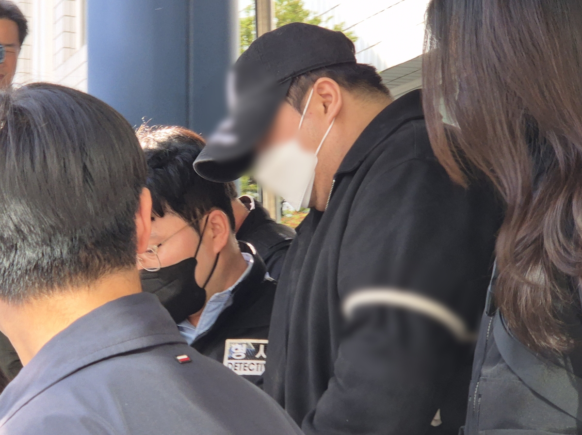 경기도 양주에서 3살 아이가 머리를 다쳐 의식불명이 된 사건과 관련해 아동학대 혐의를 받는 20대 친부 A씨가 12일 오후 경기 의정부시 의정부지방법원에서 열린 구속 전 피의자심문(영장실질심사)을 마친 후 법정을 나서고 있다. 2026.4.12. 뉴스1
