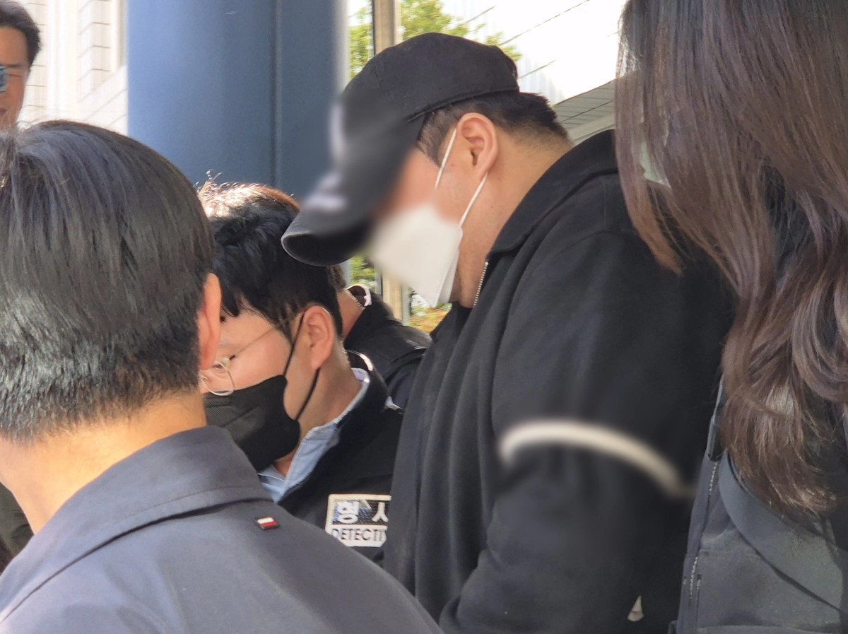 경기도 양주에서 3살 아이가 머리를 다쳐 의식불명이 된 사건과 관련해 아동학대 혐의를 받는 20대 친부 A씨가 12일 오후 경기 의정부시 의정부지방법원에서 열린 구속 전 피의자심문(영장실질심사)을 마친 후 법정을 나서고 있다. 2026.4.12. 뉴스1