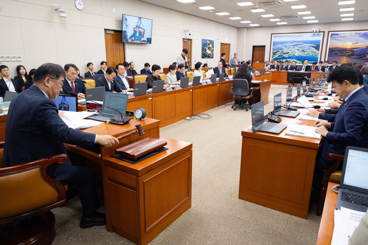 맹성규 국회 국토교통위원장이 16일 국회에서 열린 전체회의에서 의사봉을 두드리고 있다. 2026.4.16 뉴스1