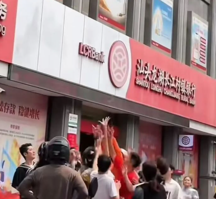 중국의 한 고층 아파트에서 한 여성이 수억원대의 현금 다발을 창밖으로 뿌린 일이 발생해 눈길을 끌고 있다. 페이스북