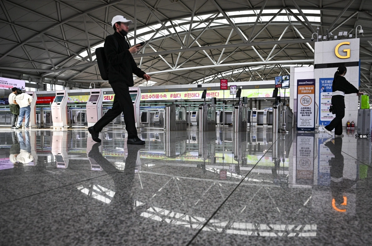 16일 인천국제공항 국제선 제1여객터미널 출발 카운터가 비교적 한산한 모습을 보이고 있다. 2026.4.16 이지훈 기자