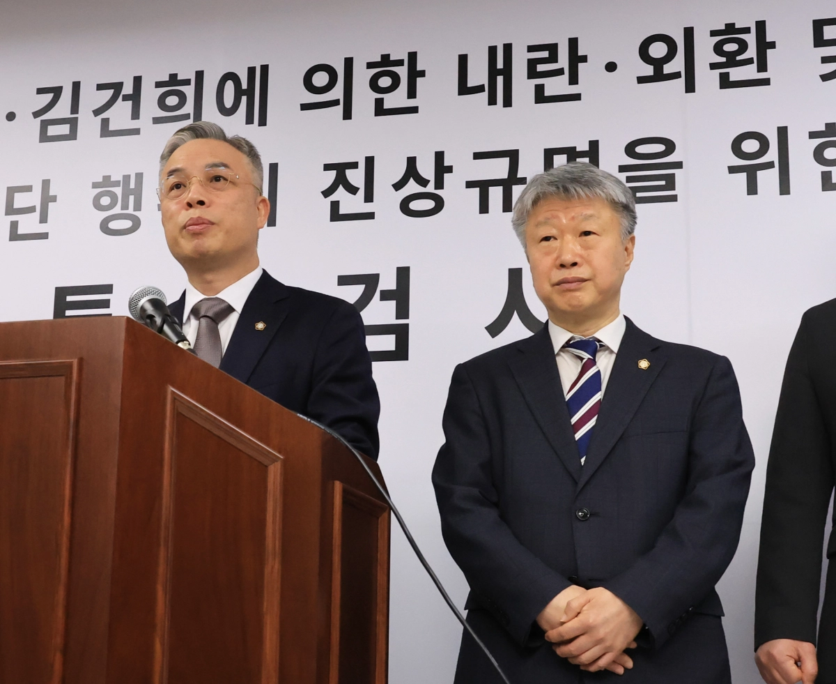 권창영 2차 종합특검 특별검사(왼쪽)가 지난 2월 25일 경기 과천시 사무실에서 입장을 발표를 하고 있다. 오른쪽은 권영빈 특검보. 연합뉴스