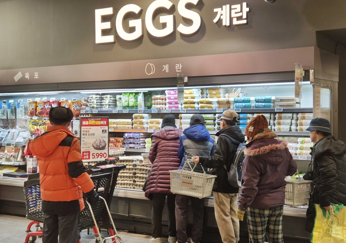 지난 1월 ‘홈플러스 메가 푸드 마켓 라이브’ 서울 강서점 계란 매대에서 고객들이 미국산 계란을 구입하고 있다. 홈플러스 제공