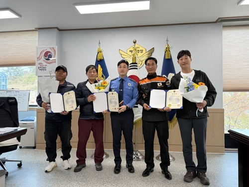 속초해양경찰서는 16일 속초시 동명동 청사 회의실에서 최근 관내에서 발생한 해양 사고 현장에서 수색 활동을 펼친 이준행(맨 오른쪽)씨 등 민간 구조대원 3명에게 감사장을 수여했다. 속초해경 제공