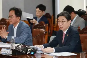 “생산적 금융 정책 추경”…은행·보험, 위험 반영 덜 하고 100조 총알 장전