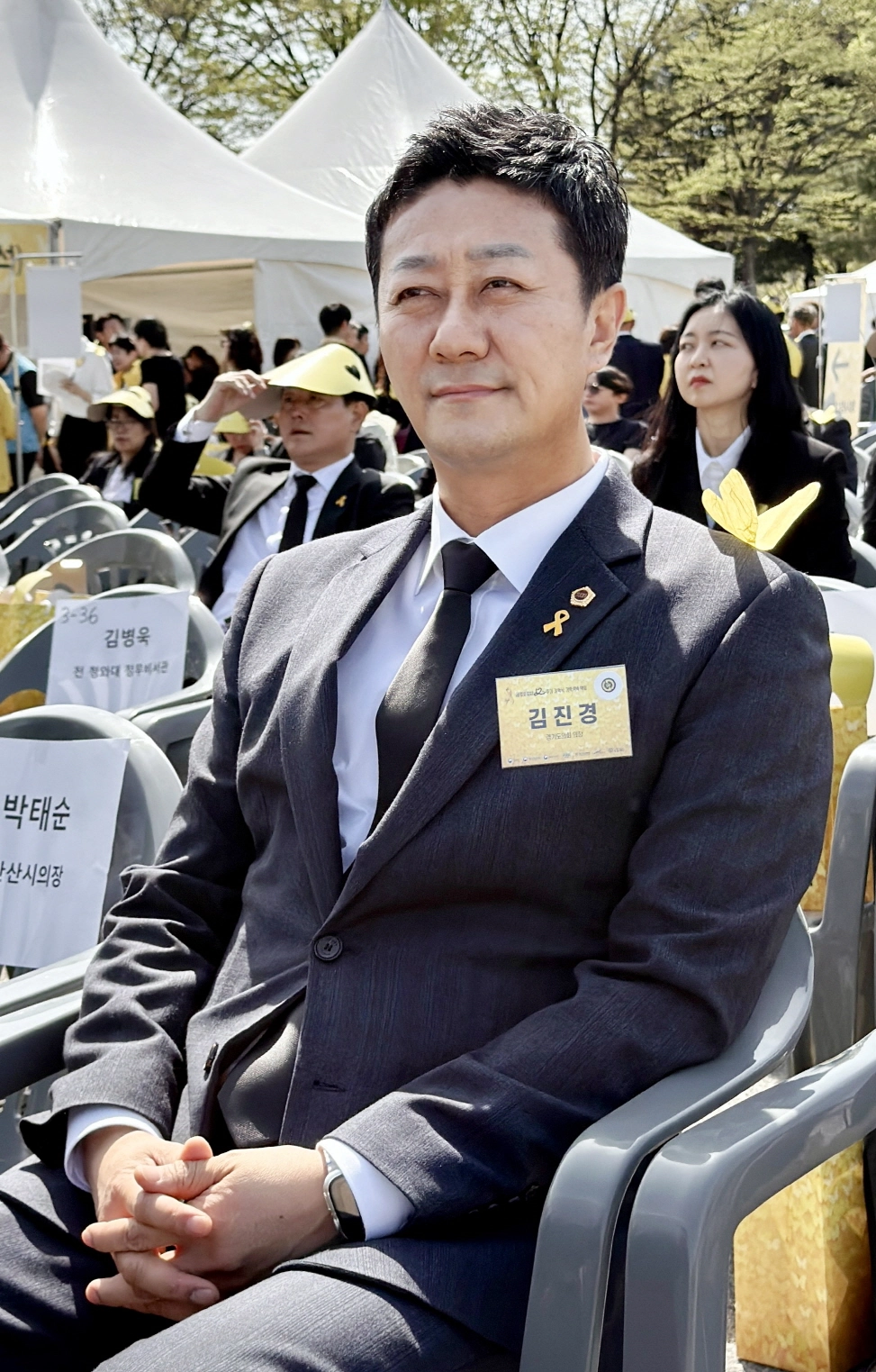 김진경 의장이 16일 안산 화랑유원지에서 열린 세월호 참사 12주기 기억식에 참석해 엄숙한 표정으로 행사를 지켜보고 있다. 김 의장은 유가족, 시민과 함께하며 희생자들을 향한 깊은 애도의 뜻을 표했다.(사진=경기도의회)