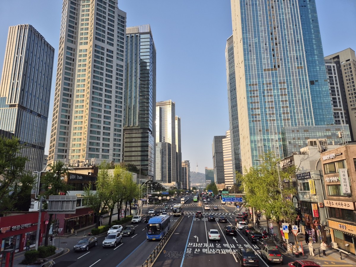 지난 14일 서울 용산구 한강초교 앞 보도육교 위에서 보는 남산타워와 한강대로.  서유미 기자
