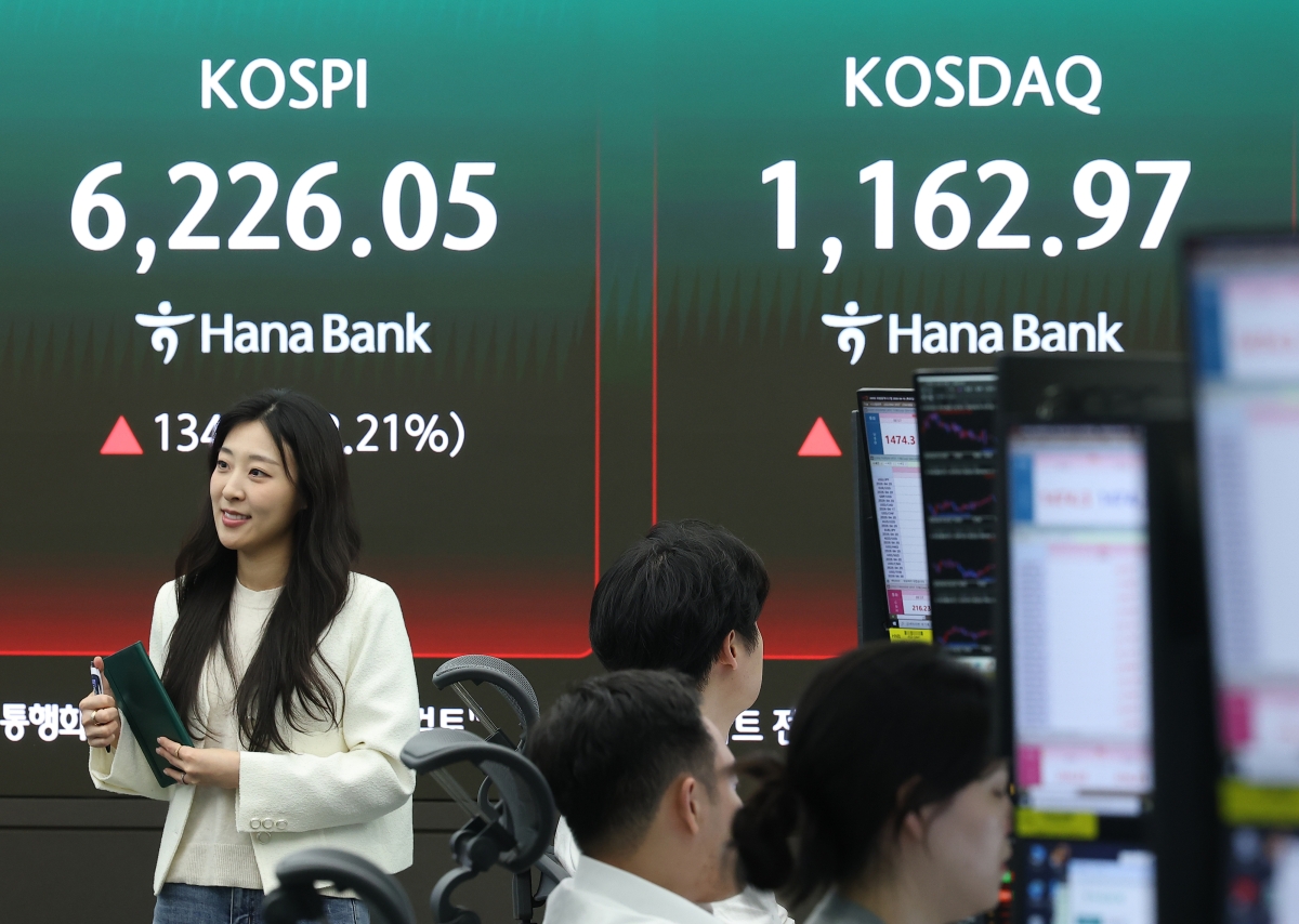16일 서울 중구 하나은행 본점 딜링룸 현황판에 코스피, 코스닥 지수가 표시돼 있다. 이날 코스피는 134.66포인트(2.21%)오른 6226.05으로, 코스닥 지수는 10.54포인트(0.91%) 오른 1162.97으로 마감했다. 2026.4.16 연합뉴스