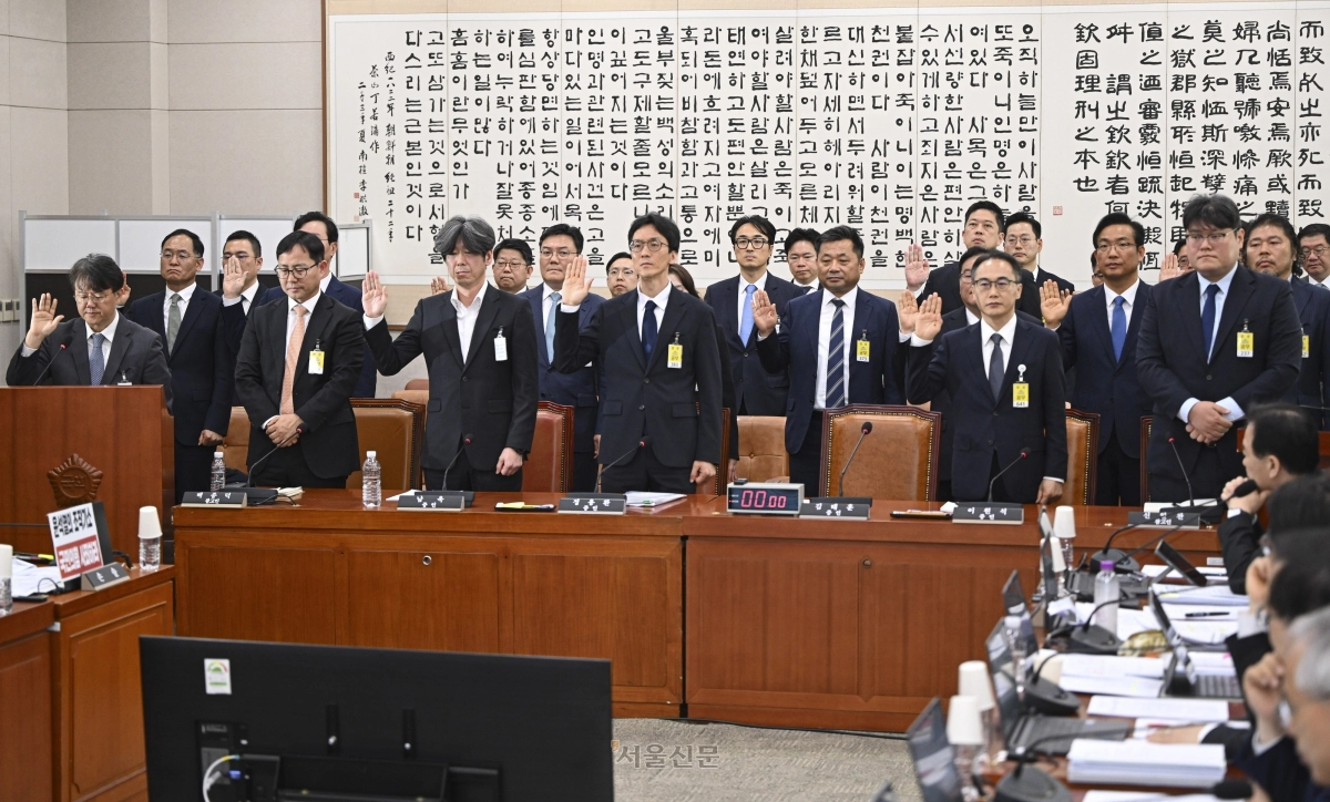 이원석(맨 앞줄 오른쪽 두 번째) 전 검찰총장을 비롯한 증인·참고인들이 16일 국회에서 열린 윤석열 정권 정치검찰 조작기소 의혹 사건 진상규명 국정조사특별위원회의 ‘대장동·김용 전 민주연구원 부원장·위례신도시 조작기소 의혹 사건’ 청문회에서 선서하고 있다. 이지훈 기자
