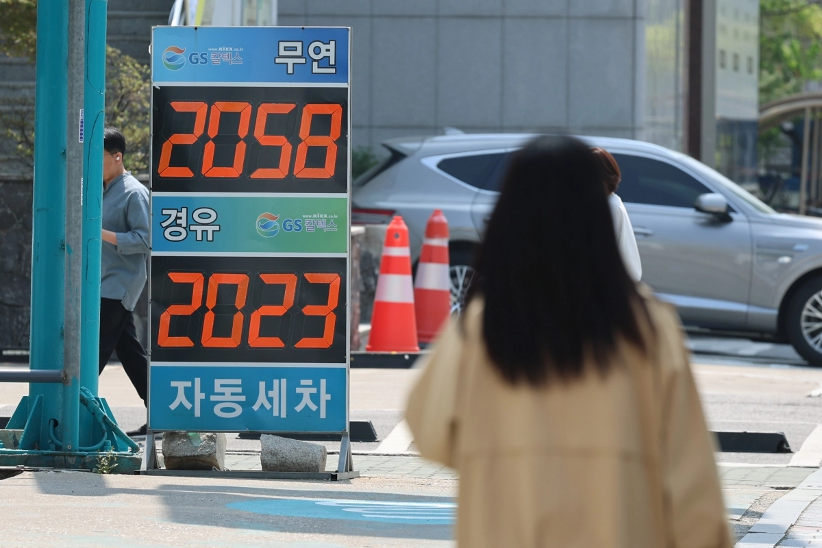미국이 대이란 해상봉쇄가 시작된 가운데 전국 주유소 기름값은 소폭 상승세를 이어가며 전국 휘발유 가격이 2000원에 가까워졌다. 지난 14일 유가정보시스템 오피넷에 따르면 오전 9시 기준 전국 주유소 평균 휘발윳값은 L당 1996.2원으로 전날보다 1.3원 올랐다. 사진은 15일 서울 시내 주유소 모습. 2026.4.15 연합뉴스