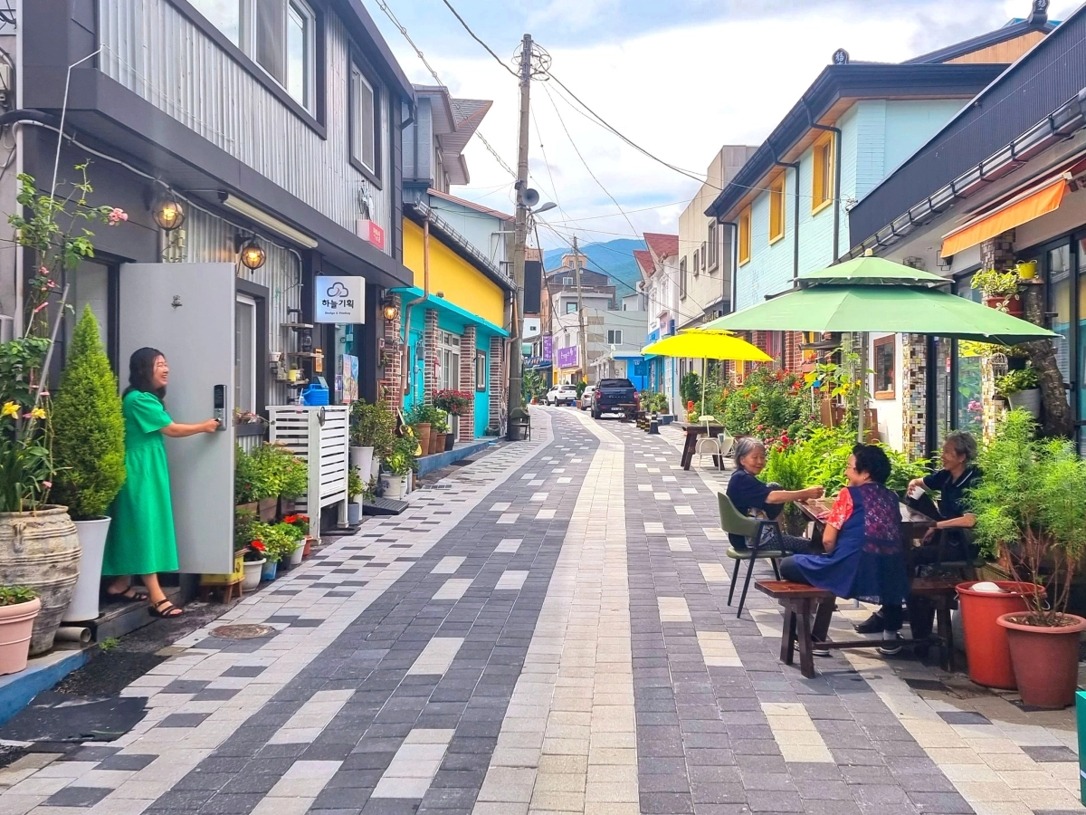 폐광촌이던 강원 정선 고한읍 고한18리는 국내 마을호텔의 원조 격인 ‘마을호텔18번가’로 변신해 활기를 되찾았다.  마을호텔18번가 제공