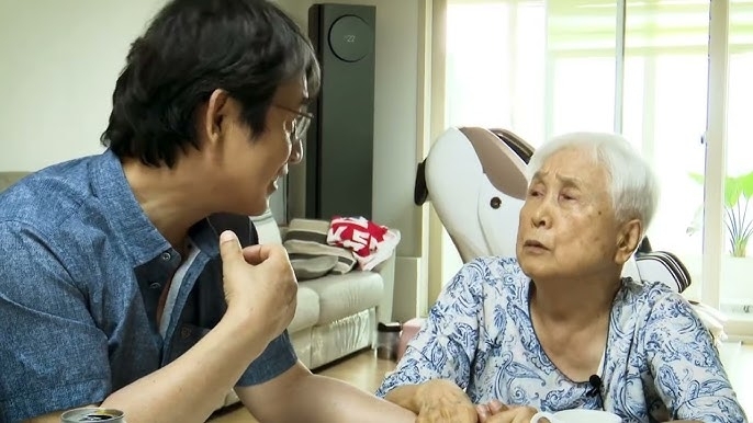 유시민 작가(왼쪽)가 인혁당 사건으로 숨진 고 우홍선 씨의 부인 강순희 여사(오른쪽)와 인터뷰하는 모습. 유 작가가 쓴 강순희 여사 구술 자서전 ‘사랑이 있으니 살아집디다’는 주요 서점의 베스트셀러 상위권에 자리 잡았다.  도서출판 은빛 제공