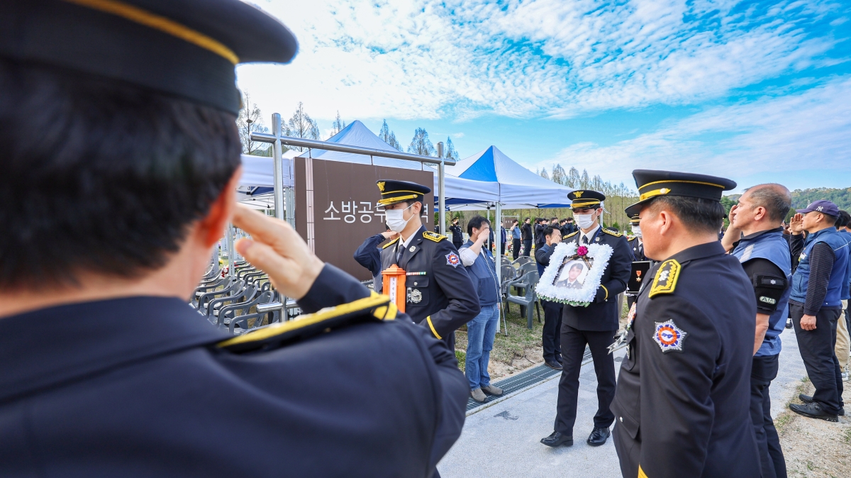14일 오후 대전 유성구 대전현충원에서 열린 故박승원, 故노태영 소방공무원 안장식에서 동료들이 경례하고 있다. 두 소방관은 전남 완도군의 수산물 가공업체 냉동창고 화재 현장에서 진압 도중 순직했으며 옥조근정훈장이 추서됐다. 2026.4.14 국가보훈부 제공