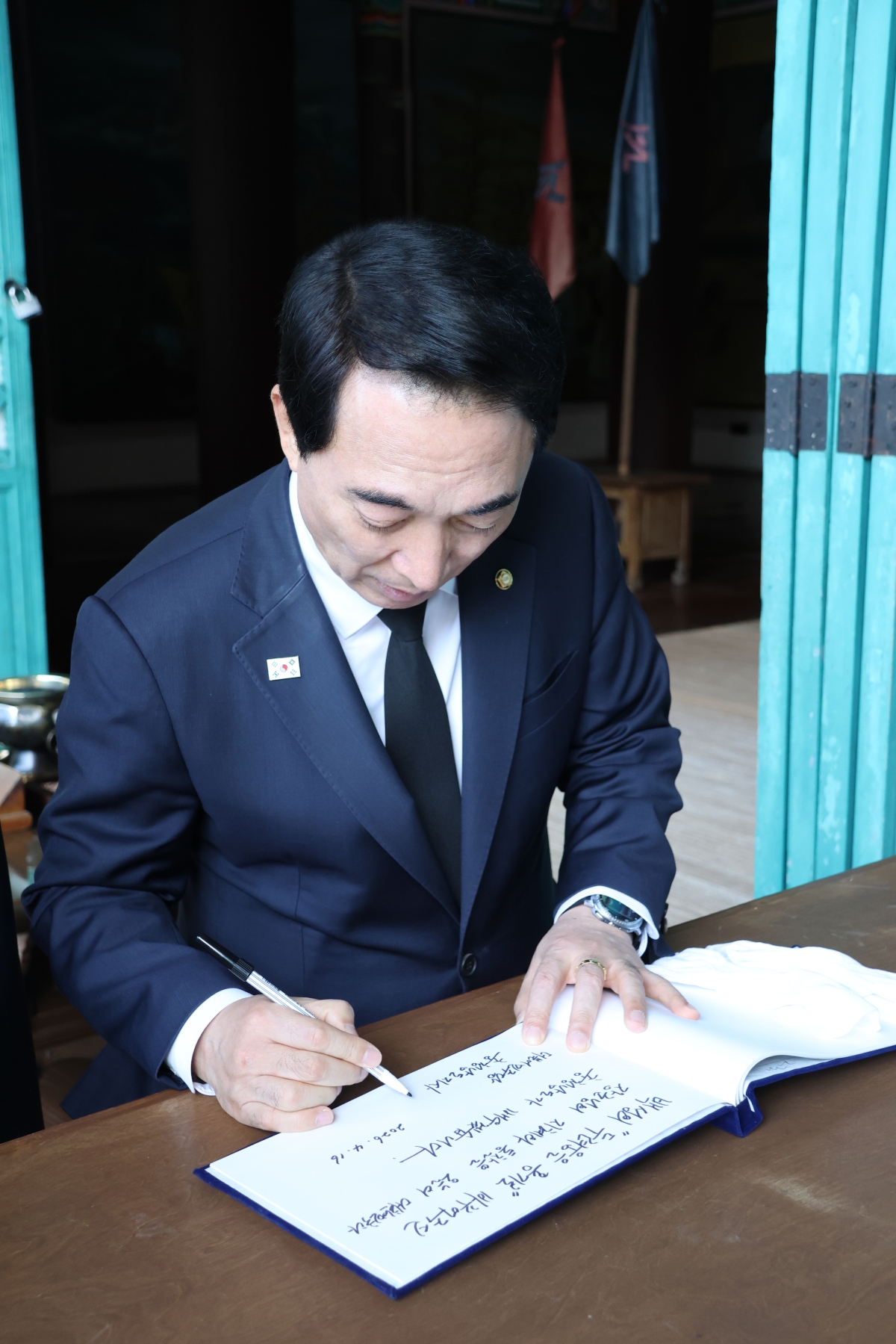 박수현 민주당 충청남도지사 후보가 현충사에서 방문록에 글을 남기고 있다. 박 후보 제공