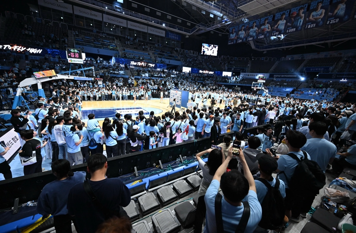 6120명이 입장하며 창단 첫 만원관중을 기록한 고양 소노와 서울 SK의 플레이오프 3차전. KBL 제공