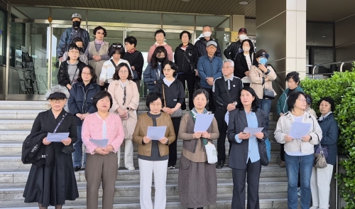 ‘파주 성매매 집결지 폐쇄를 염원하는 시민 일동’이 16일  파주시장 후보들에게 성매매 집결지에 대한 입장을 묻는 공개 질의 및 성명서를 발표하고 있다.