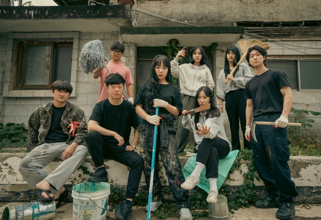 장민지(가운데) 대표 등 전북 익산의 문화예술공동체 미담보담의 청년들.  미담보담 제공