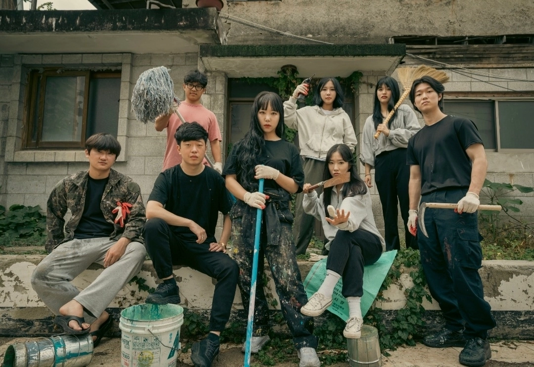 장민지(가운데) 대표 등 전북 익산의 문화예술공동체 미담보담의 청년들.  미담보담 제공