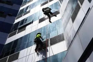 봄맞이 고층건물 외벽 물청소
