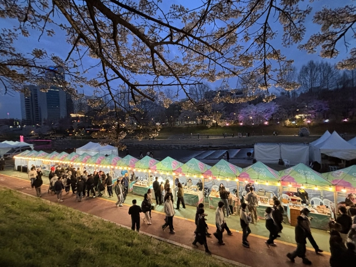 지난 5일 서울 서초구 양재천에 조성된 양재아트살롱에서 방문객들이 수공예품과 일상 소품 판매대를 둘러보며 산책하고 있다. 서초구 제공