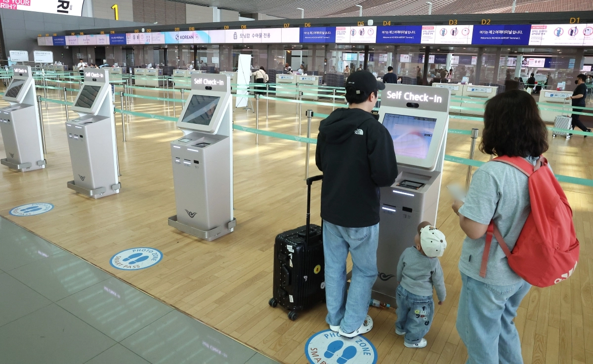 16일 인천공항 대한항공 카운터. 2026.4.16 연합뉴스