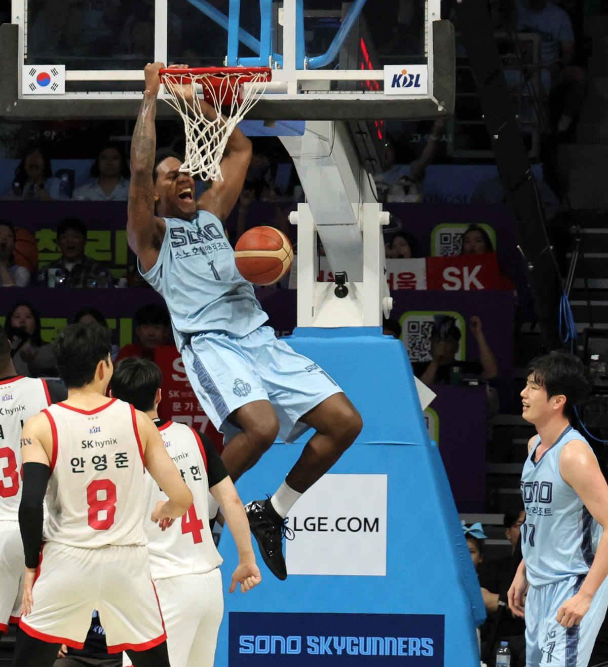 프로농구 고양 소노의 네이던 나이트가 16일 경기 고양소노아레나에서 열린 2025~26 LG전자 프로농구 6강 플레이오프(PO·5전3승제) 3차전 서울 SK와의 경기에서 호쾌한 덩크슛을 하고 있다. 66-65로 승리한 소노는 플레이오프 전적 3연승으로 4강 PO에 진출했다.  연합뉴스