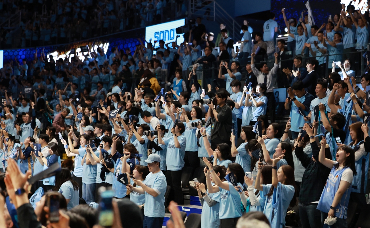 고양 소노 팬들이 16일 경기 고양소노아레나에서 열린 2025~26 LG전자 프로농구 소노와 서울 SK의 6강 플레이오프 3차전이 소노의 승리로 끝난 뒤 기뻐하고 있다. 뉴스1
