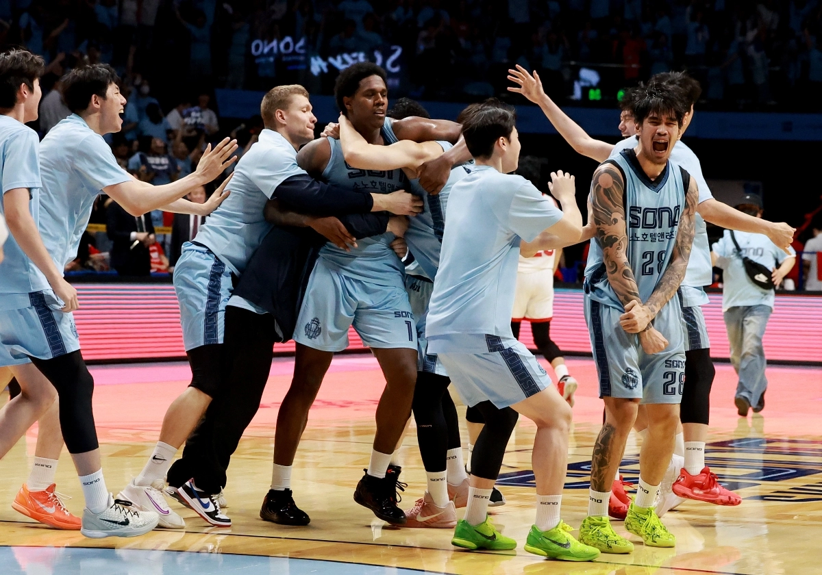 고양 소노 선수들이 경기 고양소노아레나에서 열린 2025~26 프로농구 6강 플레이오프 3차전에서 서울 SK를 꺾고 4강 플레이오프 진출을 확정한 뒤 얼싸안고 기뻐하고 있다. 2026.4.16 뉴스1