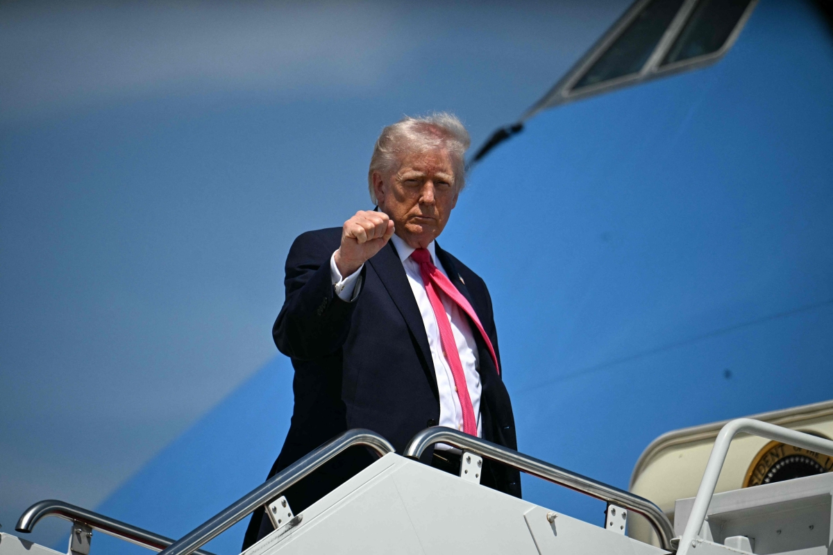 도널드 트럼프 미국 대통령이 16일(현지시간) 메릴랜드주 앤드루스 합동기지에서 전용기에 탑승하며 주먹을 들어 올리고 있다. AFP 연합뉴스